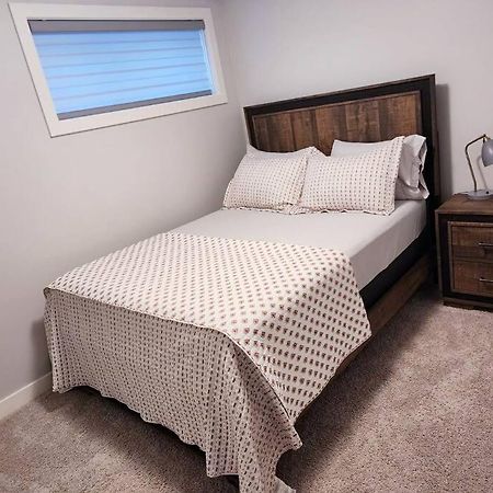 Deluxe 2 Bedroom Suite With*Netflix/Cable/Prime Edmonton Exterior photo