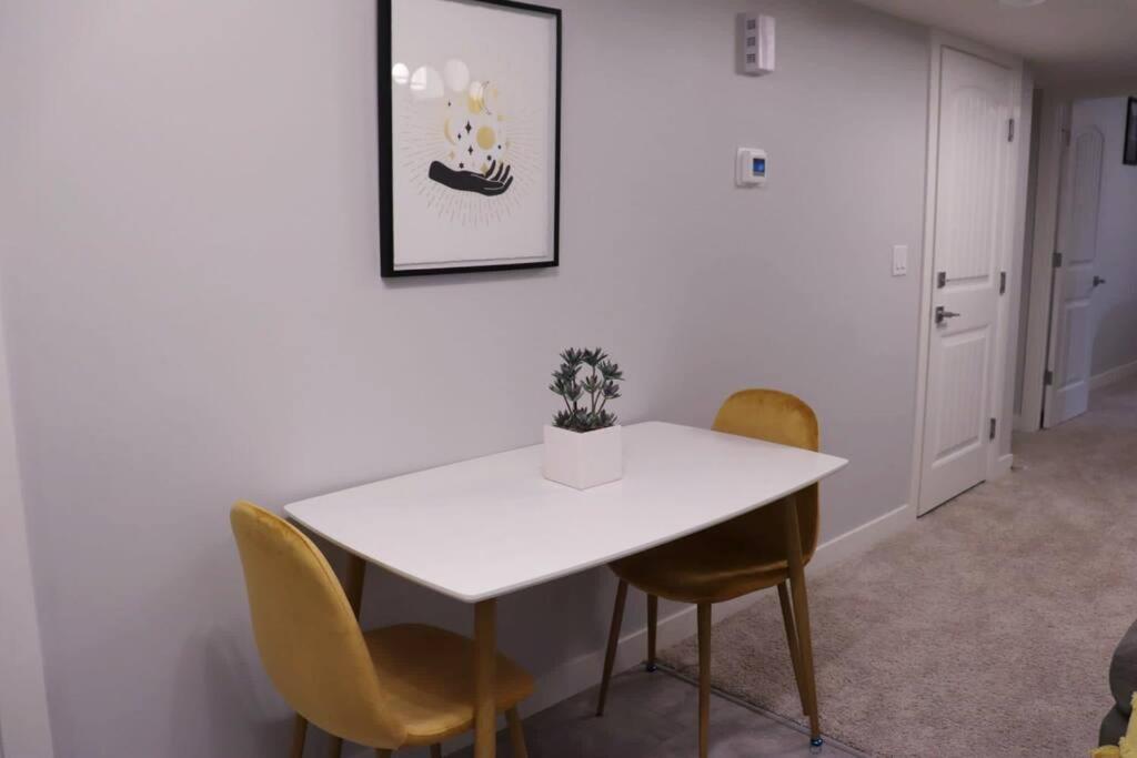 Deluxe 2 Bedroom Suite With*Netflix/Cable/Prime Edmonton Exterior photo