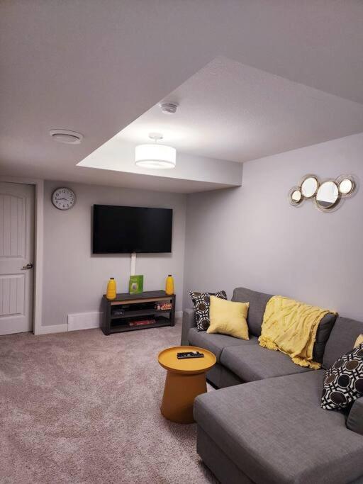 Deluxe 2 Bedroom Suite With*Netflix/Cable/Prime Edmonton Exterior photo