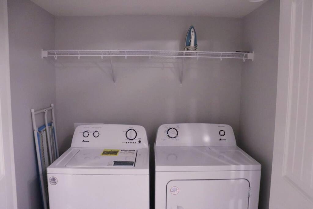 Deluxe 2 Bedroom Suite With*Netflix/Cable/Prime Edmonton Exterior photo