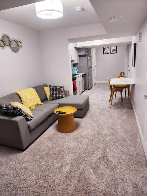 Deluxe 2 Bedroom Suite With*Netflix/Cable/Prime Edmonton Exterior photo