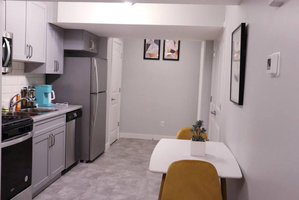 Deluxe 2 Bedroom Suite With*Netflix/Cable/Prime Edmonton Exterior photo