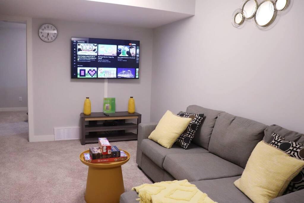Deluxe 2 Bedroom Suite With*Netflix/Cable/Prime Edmonton Exterior photo